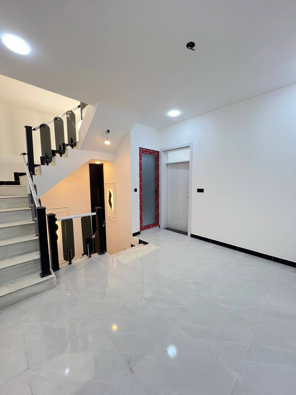 السلام عليكم
الدار للبيع المساحه 100متر  طابقين وبيتونه 
 واجهة 6وربع نزال 16 متر 
الموقع الدورة البعيثه مجمع  السلطان الاول خامس فرع من الشارع العام 
 الدار يحتوي على 3 غرف نوم وصالة واستقبال  ومطبخ وخدمات عدد 3
ملاحظه الدار بأسمي مباشر بدون دلاليه تنازل شركه بأسمي 

***********
