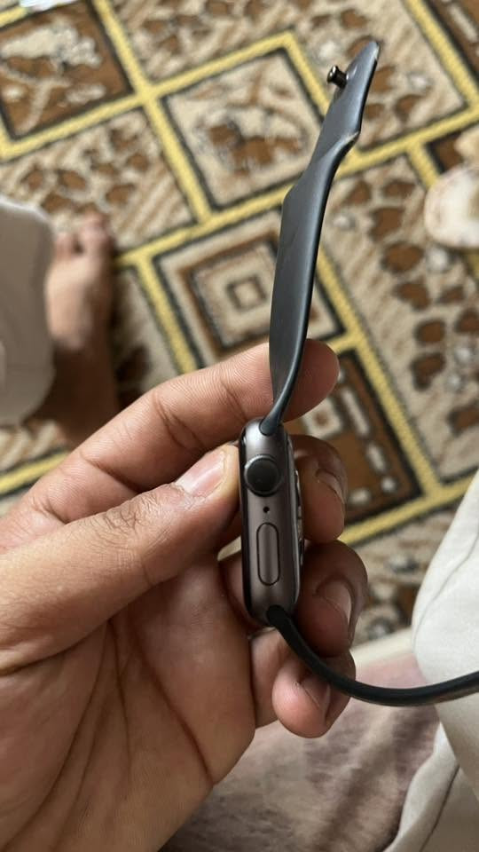 سلام عليكم الساعه للبيع مقفوله آيكلود وياها شاحنه سعرها 40 مكاني بغداد ***********
