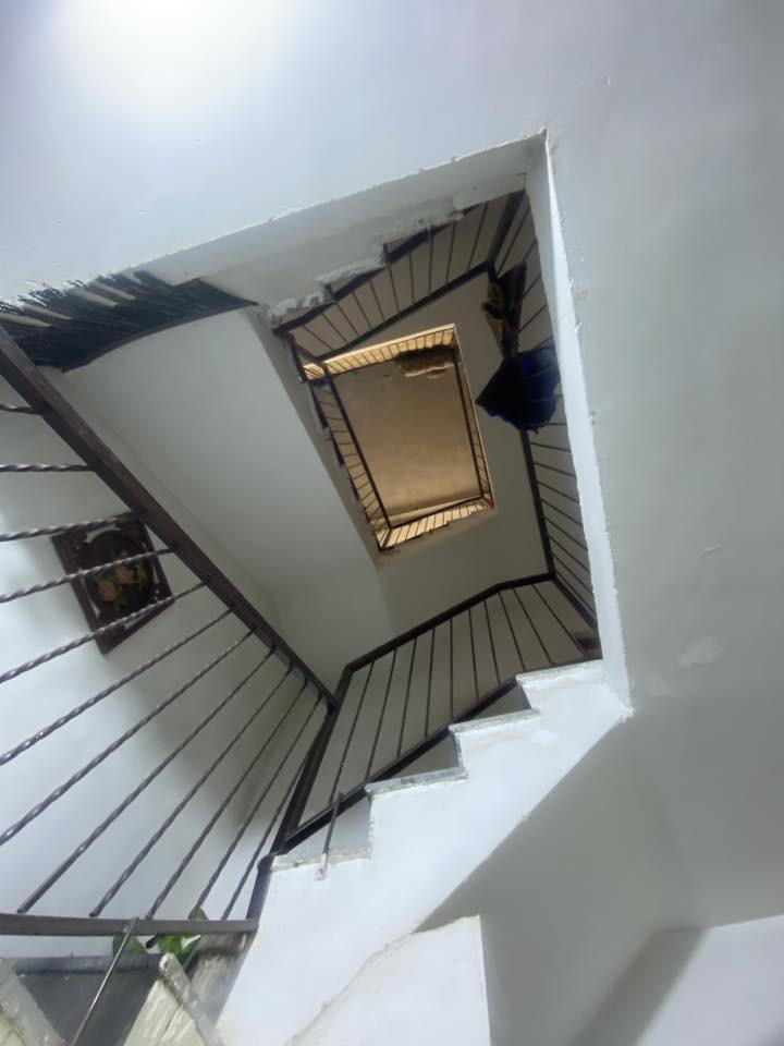 بيت طابقين في منطقة الكفاءات قرب مدرسة بغداد يحتوي استقبال مطبخ وصالة طابق ثاني غرفتين مع حمام داخلي وخارجي مساحة 75 متر السعر ١١٥ 
رقم ***********
