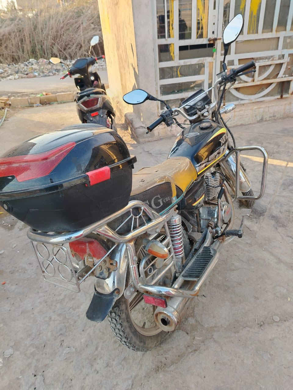 دراجه خمسة كير نظيفه مابيهة نقص برغي سلف هندر كلة شغال ب550 وبيهة مجال حك الجية المكان التاجي وهاذ رقم صاحب دراجه ***********
