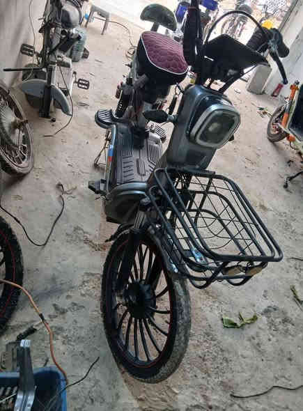 دراجة للبيع ٥ بطاريات سعرها ٢٠٠ وبي مجال قليل بطاريات فول مكاني بعقوبة مدخل مفرك شارع العريض ***********
