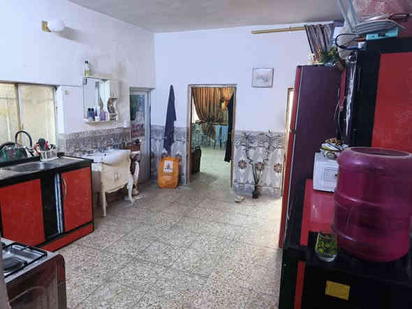 بيت م ١٠٠ متر طابو حوش جبير تواليت خارجي حمام داخلي استقبال وصاله مطبخ وغرفه جبيره منطقه الحسينيه الجريخي شارع أبو رسول مقابل مطعم جكن خلف اسواق عمي السعر ٥٥ وبي مجال للشراي الهاتف ***********
