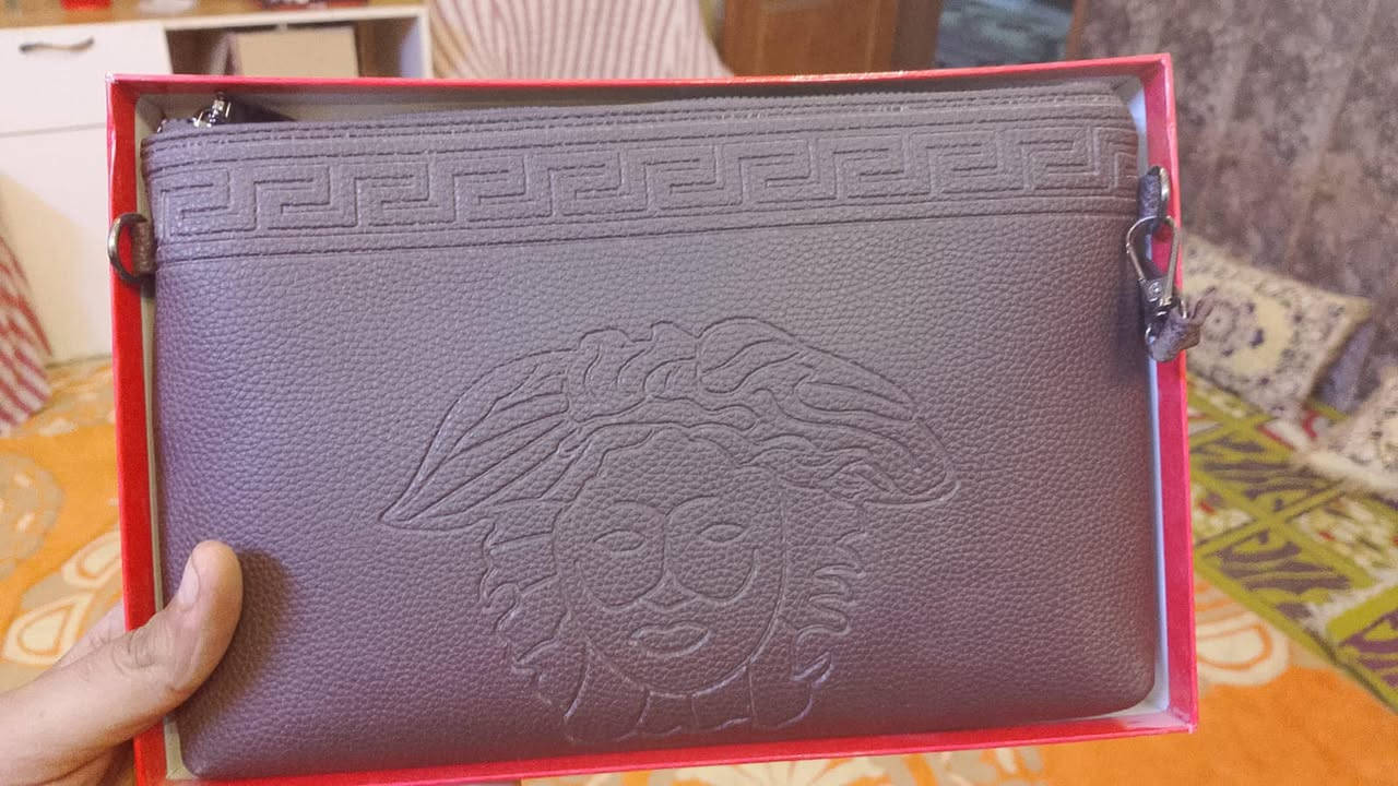 سلام عليكم متوفره جنط يد وجنط كتف ومحافض رجاليه جلد طبيعي كوالتي عالي فول الفول وماركات معروفه واصليه وكله جديد غير مستعل وكميات كبيره خير من الله تجي وتشوف بعينك إذا مو اصلي ونضيف وجديد مرجوع وكلمن وسعره على الخاص وأسعار مناسبه جدا بغداد ***********
