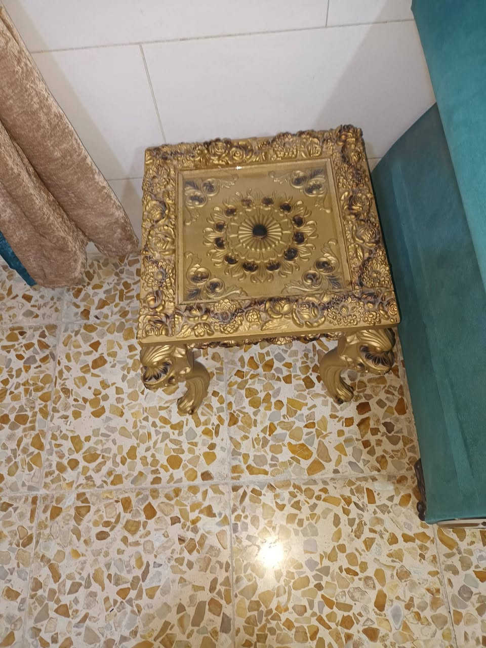 السلام عليكم ورحمة الله وبركاته 
تخم للبيع لضيق  المكان ضرر بسيط عشر مقاعد مع طبلات عدد خمسة أربعة صغيره واحده كبيرة المكان ابو غريب شارع الزيتون قرب جامع الاسراء والمعراج لمعرفة السعر والتواصل ***********
