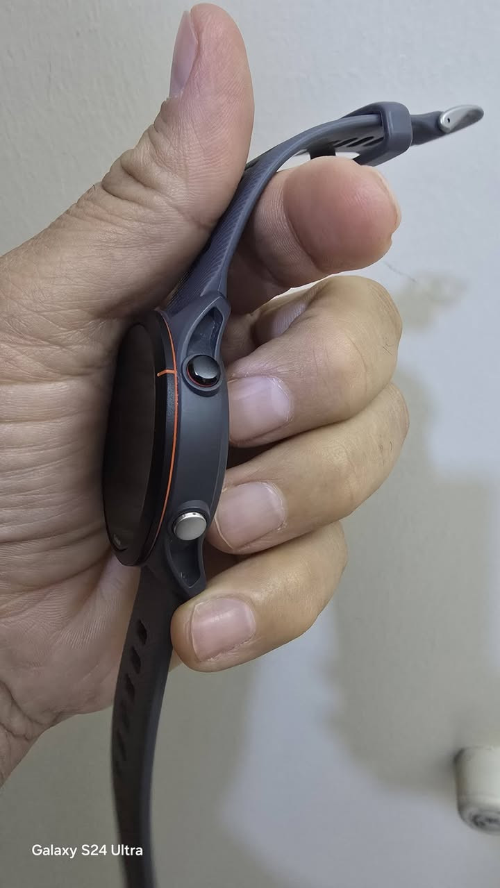 ساعه كارمن فورنر255مع كيبل شحن نظافة كماموضح بحال جديد مع علبة استفسار واتس وخاص ***********
