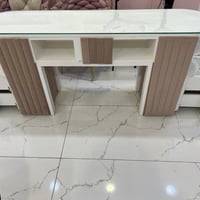 هاي اغراض صالون للبيع ميز مال اظافر جبير و4 كراسي هاي الوردية وسرير ما...
