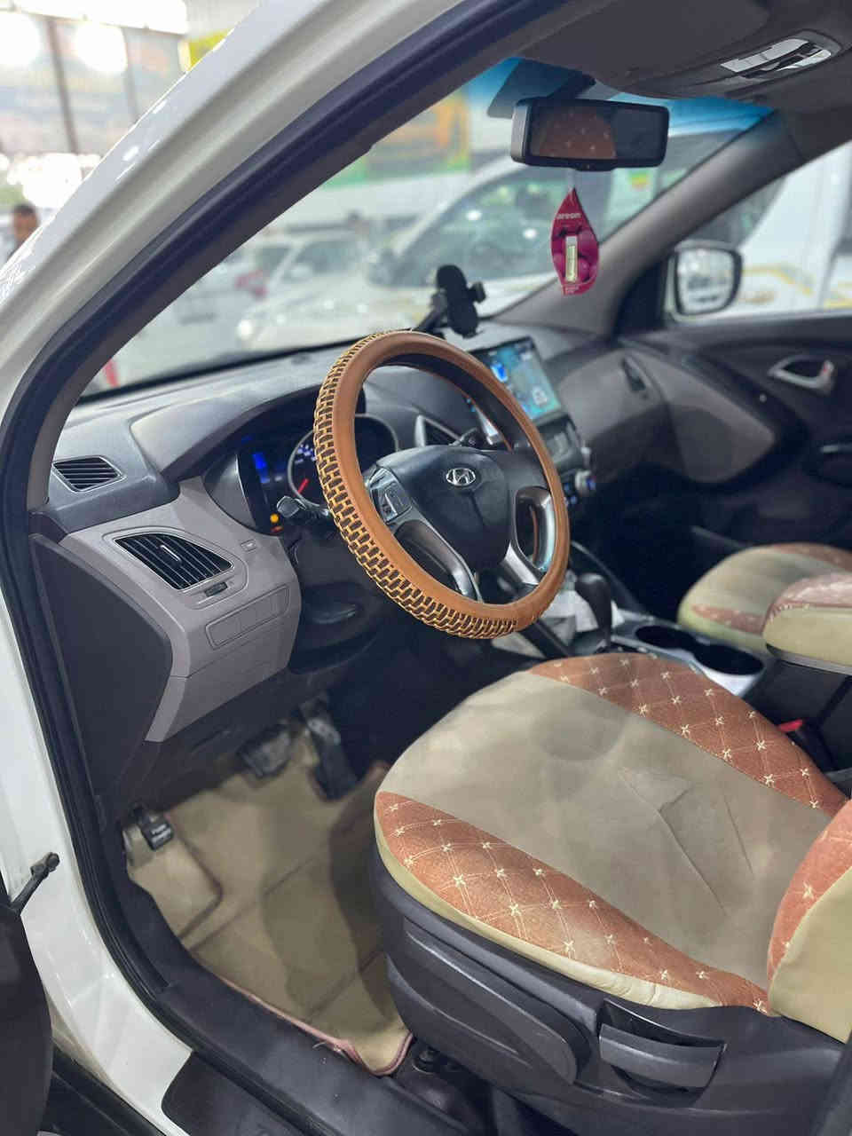 توسان ٢٠١١ خليجي
كفاله عامة رقم قادسيه 
فول مواصفات 
كير مكينه حداديه كله جديد 
السياره جديده كلش وجاهزه من كلشي 
للاستفسار يرجى الاتصال على الارقام 
***********
***********
