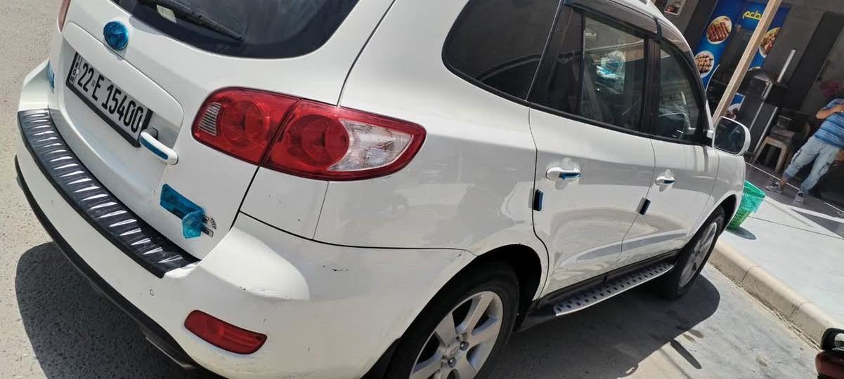 🚗 هيونداي سنتافي 2010 (نص فول) - للبيع 🚗
السيارة بحالة ممتازة وجاهزة للاستخدام، ومواصفاتها كالآتي:
 الموديل: 2010
 المواصفات: خليجي
 المحرك: 6 سلندر (V6) قوي واقتصادي بحالة ممتازة.
 عدد المقاعد: 7 راكب (3 قطع تبريد)
 الدفع: فور ويل (4WD / 4x4).
✨ مواصفات الـ (نص فول) للسيارة:
 فتحة سقف (سلايد روف).
 شاشة لمس متطورة مع كاميرا خلفية عالية الدقة.
 تحكم ستيرن متكامل (جهتين).
 حساسات خلفية أصلية للمساعدة على الوقوف.
 نظام فرامل ABS مع مانع انزلاق.
 كشافات ضباب أمامية.
 ويل كروم بلادي حجم 17.
 إشارات بالمرايا الجانبية.
🛠️ 
 السيارة مكفولة من الحادث والضربة.
 توجد تعديلات "بارد" بسيطة جداً (صور السونار والفحص مرفقة )
📝 
 رقم أربيل،  والتحويل ثاني يوم.
💰 السعر: 133ورقة : قابل للتفاوض البسيط بعد المعاينة
📍 مكان السيارة: بغداد
📞 للاستفسار والتواصل(*********** )
