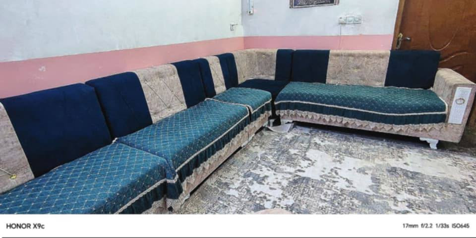 ديوان تفصال بلوك شرط شغل ١١ مقعد مع كامل كوشات نضافه ٩٠ بالميه مع سيت طبلات رباعي للبيع اي استفسار اتصل برقم ***********(يرهم مراوس هم )
