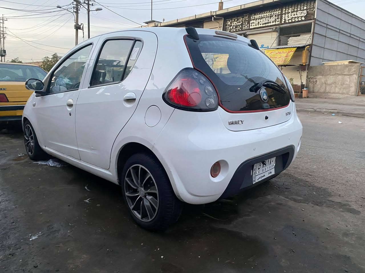 السلام عليكم من خرصه الادمنيه للبيع باندا جيلي سيار بيه دوسه مصبوغه وبيه شخطين بالباب والباقي كفاله عامه مكينه كير تايرات صدره حلو وجديد بس بيه تك بولبرن مو زين سياره جديده وما ماشيه هواي موديل 2013 سنويه بعده ما ساقطه السعر 58 وبيه مجال حك الجيه فقط لاستفسار *********** ما متواجد عل فيسبوك
