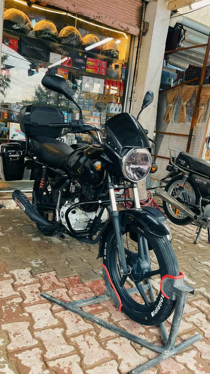 يالله السلام عليكم العبد يحيكم 🫡
دراجة بوكسر كلاسك للبيع موديل 2023 كاملة والكمال لله
كل نقص مابيها جيب فيتر وفحص محرك 150 سي سي شرط برغي مامفتوح بيها رقم ديالى سنويه ولوحات  دبل سويج عداد نمر شغال بانزين شغال اشاير بلوجكتر درع الون اسود 🖤
عنوان ديالى الخالص قرب فلكة مصطفى جواد 📍
واتساب ***********
اتصال ***********
