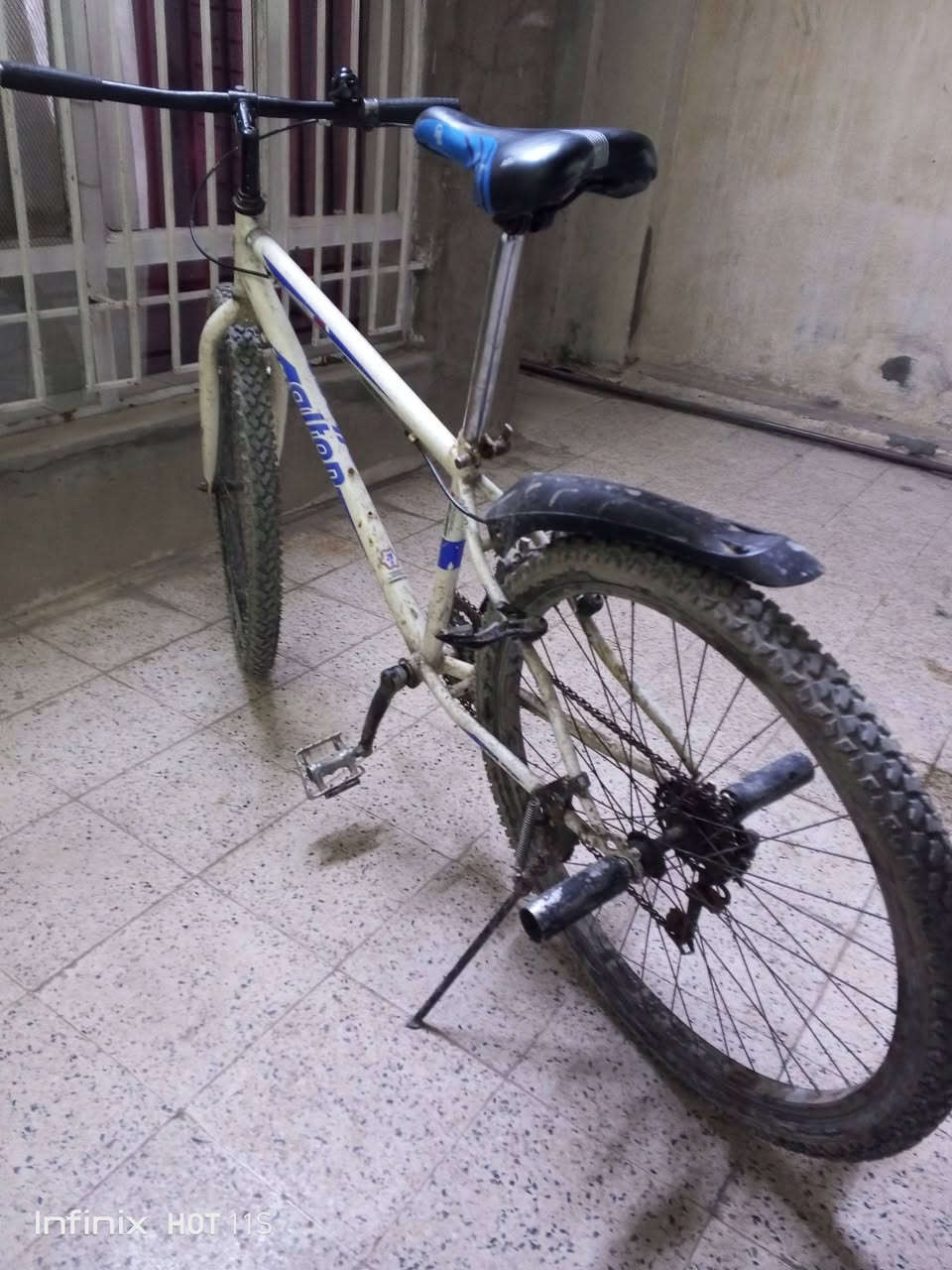 سلام عليكم عندي هاذه الباسكل اريد اراوس بطه شعندك نزل ابريك خلفي  شغال  تايرات جدد رقمي ***********  بيك خير وتدلل
