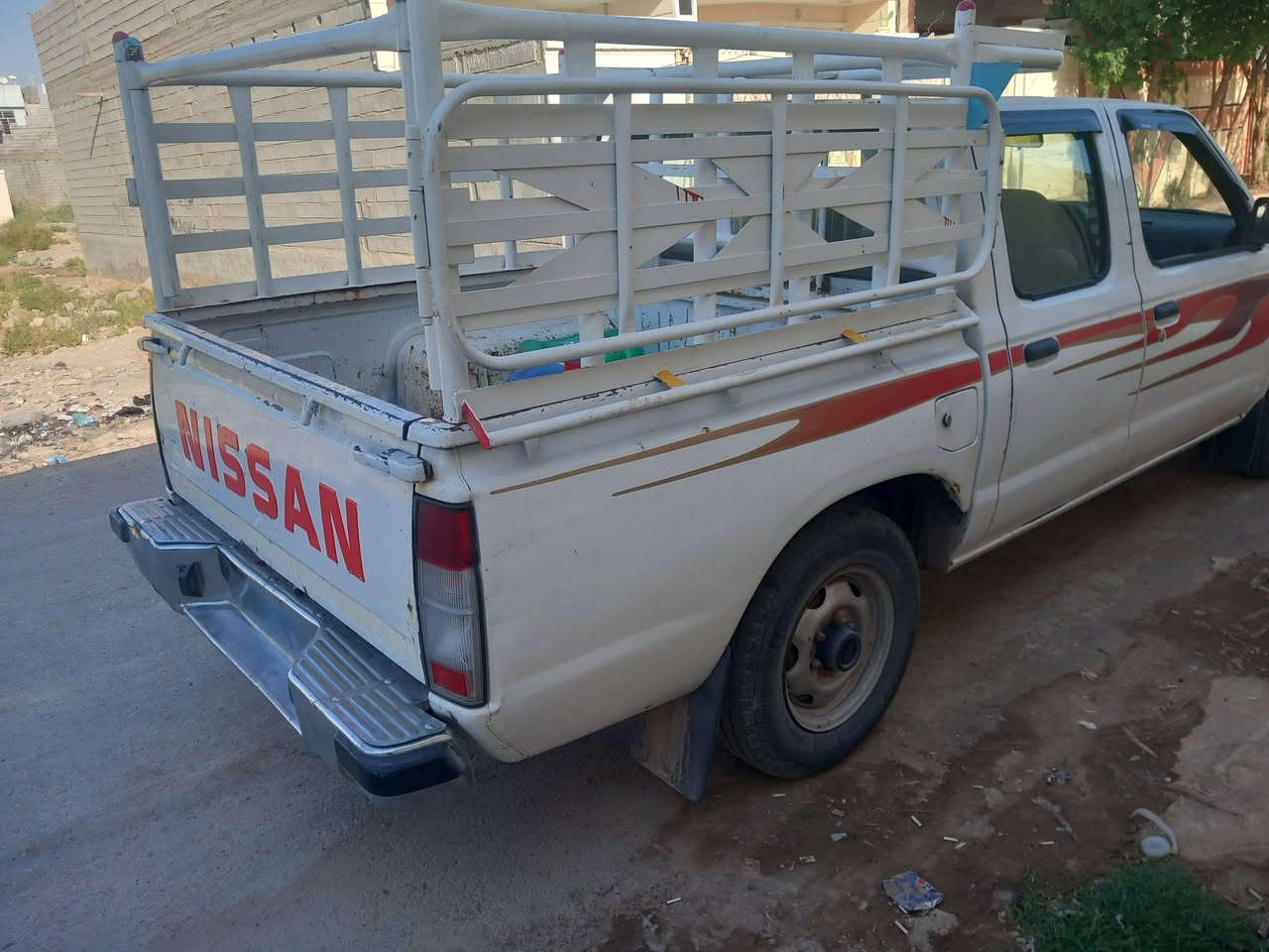 السلام عليكم بيكم نيسان ٢٠٠٣ مزاد وزارة الداخلية سيارة صبغها ابلادية يعني ممغيرين لونها سيارة خير من الله مكينه وكير مكفولات  عندي وكاله عامه بسمي السيارة معامل تكلف ٧٠٠ كلها اني عارضها ب٦٠ ورقة وبيها مجال قليل مكاني ديالى بعقوبة ***********
