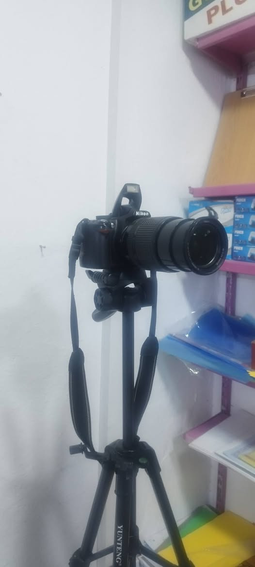 للبيع كاميرا مع معدات تصوير وبسعر مناسب

🟩نوع الكاميرا: Nikon D3000، المعروفة والغنية عن التعريف كاميرا DSLR معروفة بأدائها الموثوق وجودة ألوانها الرائعة، وسهلة الاستخدام 
⬅️العدسة: عدسة زووم شاملة (AF-S DX NIKKOR 18-140mm f/3.5-5.6G ED VR)، عدسة متعددة الاستخدامات تغنيك عن تغيير العدسات، مزودة بنظام مانع للاهتزاز (VR) لصور ثابتة وواضحة.

🟩حقيبة كاميرا مبطنة لحماية المعدات وتسهيل التنقل بها

🟩طقم إضاءة (سوفت بوكس): لإضاءة احترافية وناعمة، مثالية للتصوير ، تصوير المنتجات، أو جلسات التصوير الشخصية.

🟩حامل ثلاثي (ترابود): حامل قوي من ماركة Yunteng الاصلية يضمن لك ثباتاً تاماً أثناء التصوير وبزاوية تصوير 360 قابل للطي لسهولة الحمل مع الحقيبة الاصلية 

🟩بالإضافة الى البطارية والشاحن الاصلي 

 السعر 300 الف فقط 
ادناه صور الكاميرا والمعدات 
او مراجعة مكتبة الأجيال 

للاستفسار الاتصال على الرقم التالي 
*********** واتساب او اتصال مباشر
