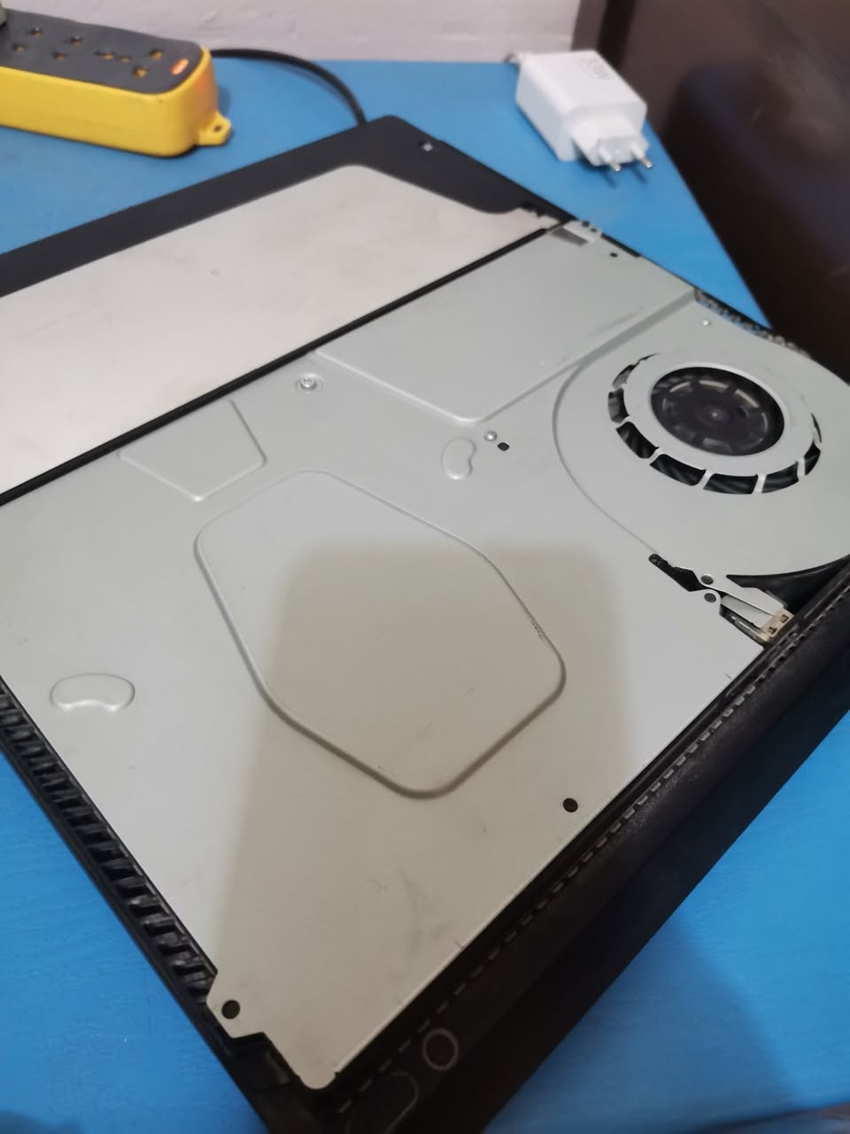 سلام عليكم بلي فور سلم مهكر( للبيع ومرواس) 

بلي فور سلم مهكر(واحد تيرا) مع كامل ملحاقته اصليه

نضافه جهاز 98% ويا يدات اثنين مابيهن اي عطل

مع العاب قويه مثل بيس2021 واليدن رنك وكل العاب عربيه 

مع مساحه فارغه 280gb تقدر تعبيهن على مزاجك

مكاني بين بغداد وديالى (ماعندي توصيل) تعال افحص جهاز وتدلل او دز احد يجي ياخذه


**إذا كنت صاحب هذا الإعلان وتريد حذفه لأي سبب، رجاءا أرسل رسالة إلى الدعم الفني**