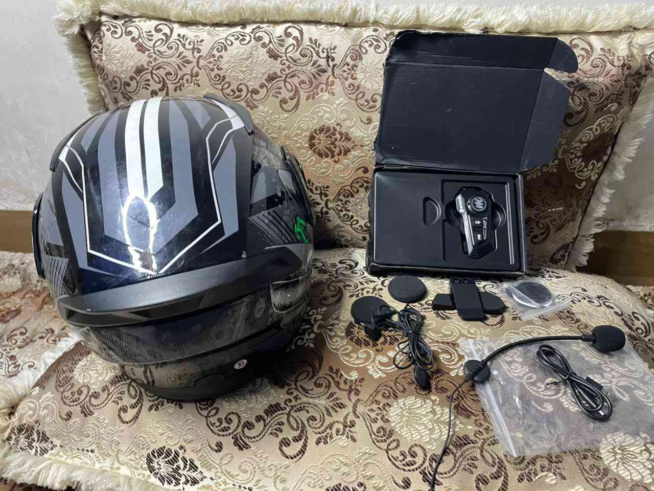 السلام عليكم
للبيع^للبيع
خوذة للبيع مع سماعات شركة عالميه 
ملاحظة كلشي جديد ما عدا الخوذه استعمال سبوع 
السعر الكلي:85 الف 
***********
