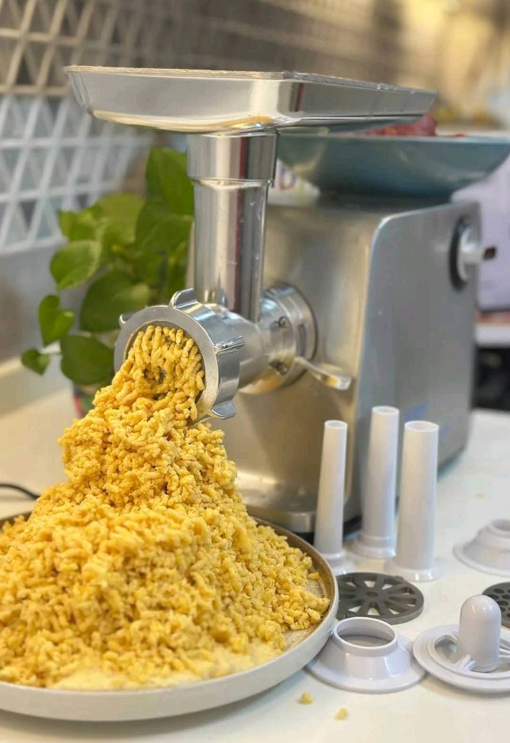 مثرمة لحم صناعية من شركة امبليوم 🇩🇪💯 
🥩 تعرف على أحدث مثرامة لحم من ماركة امبليوم! 🥩

هيكل خارجي مصنوع من الفولاذ المتين ودشالي حديد 
بالأضافة الى الملف النحاس الخالص 100% مما يعطي افضل النتائج
تمتاز بقوة 3000 واط لأفضل تجربة ، بالإضافة إلى حجم 10 يضمن لك إعداد الوجبات اللذيذة بكل سهولة وسرعة.

🛡️ مع ضمان سنة كاملة للأداء الممتاز، لا داعي للقلق! 🛡️

استمتع بنتائج مذهلة في وقت قياسي وتمتع بالأداء المتميز طوال فترة الضمان.

المميزات:
🔹 ثلاث قوالب للتحكم بدرجة الخشونة.
🔹 قوالب للكبة والباسطرمة
🔹 تصميم ألماني الصنع للمتانة والجودة.
🔹 توصيل إلى بغداد والمحافظات.

للحجز والأستفسار مراسلتنا 📩📨 
او الاتصال ***********