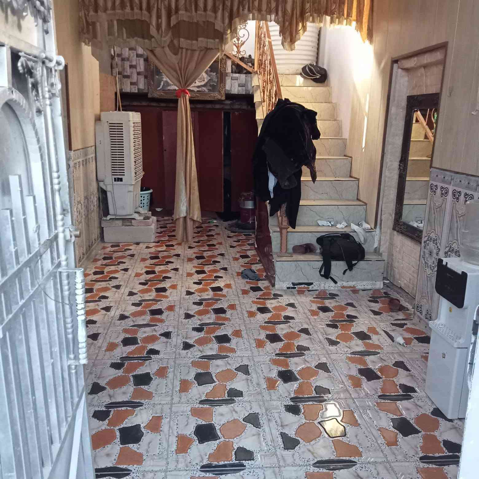 بيت للئيجر بحي الجامعه قرب مستشفى الولاده قرب البو حسين ١٠٠ متر غرفه وصاله وبراني ومطبخ وصحيات وفوك غرفه تبليط مجاري ماء كهرباء خط مولده مكلف بلنشر اتصل على رقم ‏‪***********‬‏ الخاص ما متواجد
