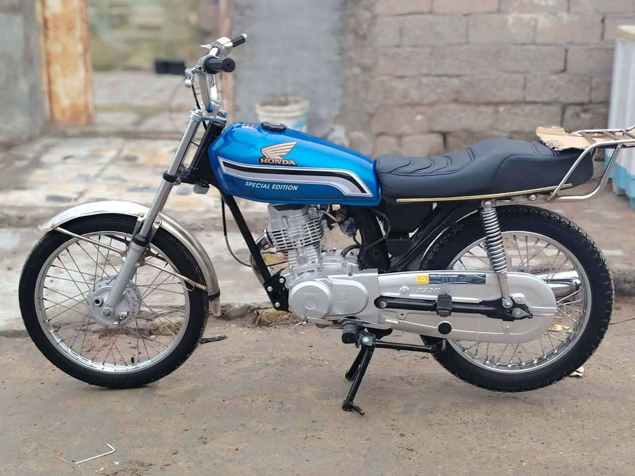 سلام عليكم شباب دراجة للبيع دراجة حلوه ونضيفه مكاني عماره ب700وبيه مجال خاص مفتوح رقم ***********وشراي بخدمته
