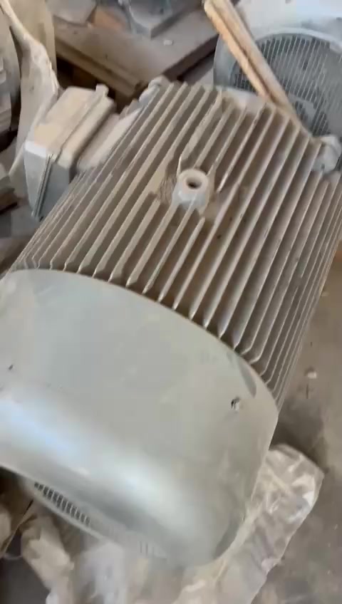 السلام عليكم
توجد كمية من محرك حثي ثلاثي الأطوار (3-Phase Induction Motor) من إنتاج شركة Shandong Hongwei الصينية.
الوزن: يبلغ وزنه 540 كيلوغرام.
إليك بعض المواصفات الإضافية الهامة لهذا المحرك:
القدرة: 75 كيلوواط (75kW).
الجهد الكهربائي: 380 فولت (380V).
التيار: 139 أمبير (139A).
السرعة: 2970 دورة في الدقيقة (2970r/min).
التردد: 50 هيرتز (50Hz).
طريقة التوصيل: توصيل مثلثي (CONN.

الكمية 186 قطعة والبيع شلع قلع 
يعني لايوجد مفرد ..!!
للتواصل والاستفسار واتس ***********
