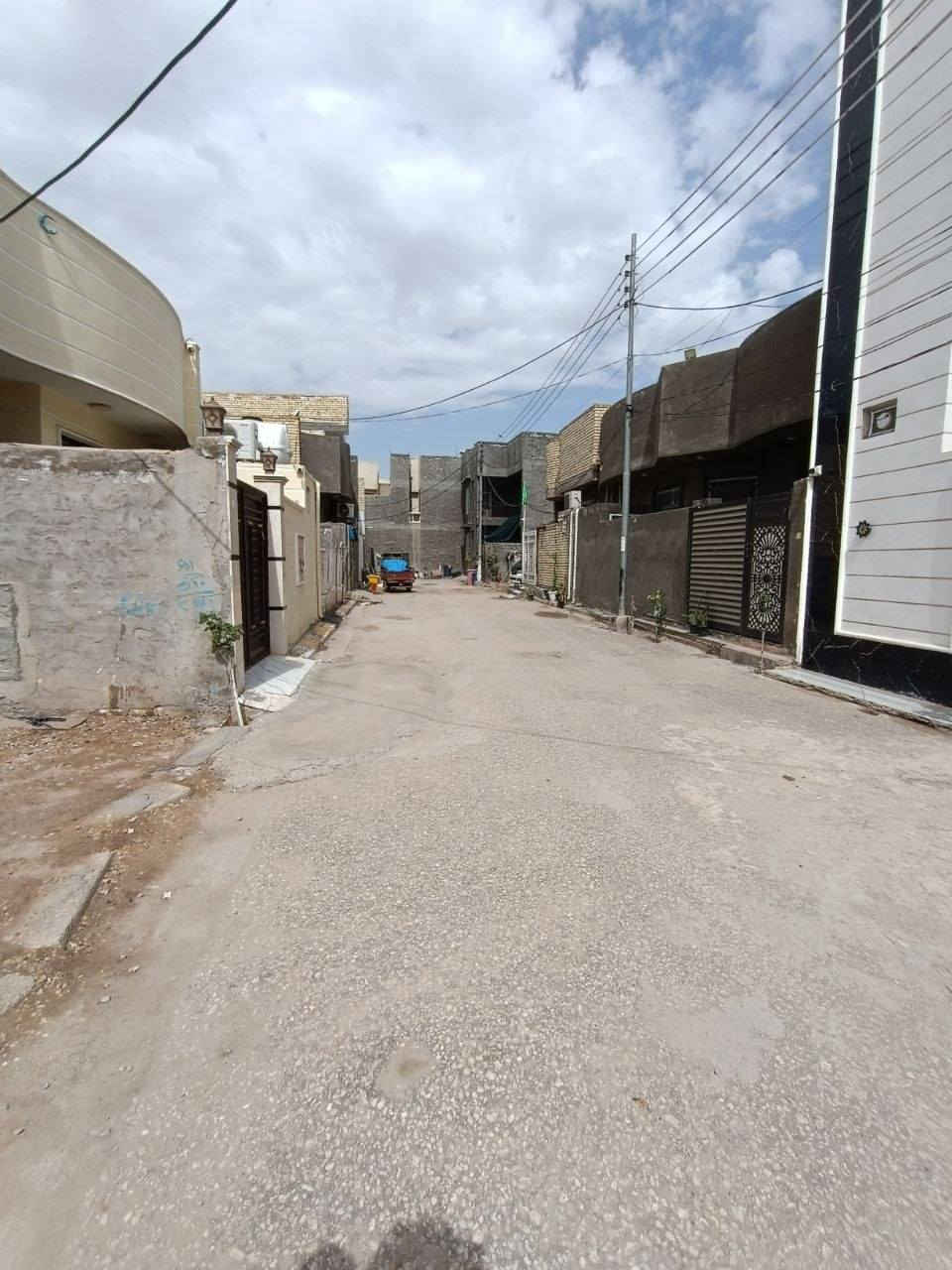 بيت طابقين مساحه 150م طابو زراعي 25 على طريق البوبيات كربلاء  خلف الحر،ع، يحتوي على 6 غرف بناء حديث موقع جدا مميز خدمات كامله يبعد عن لاامام الحسين ع ،10 دقايق بالسياره سعره 300 مليون للاستفسار لاتصال *********** او مراسله الصفحه
