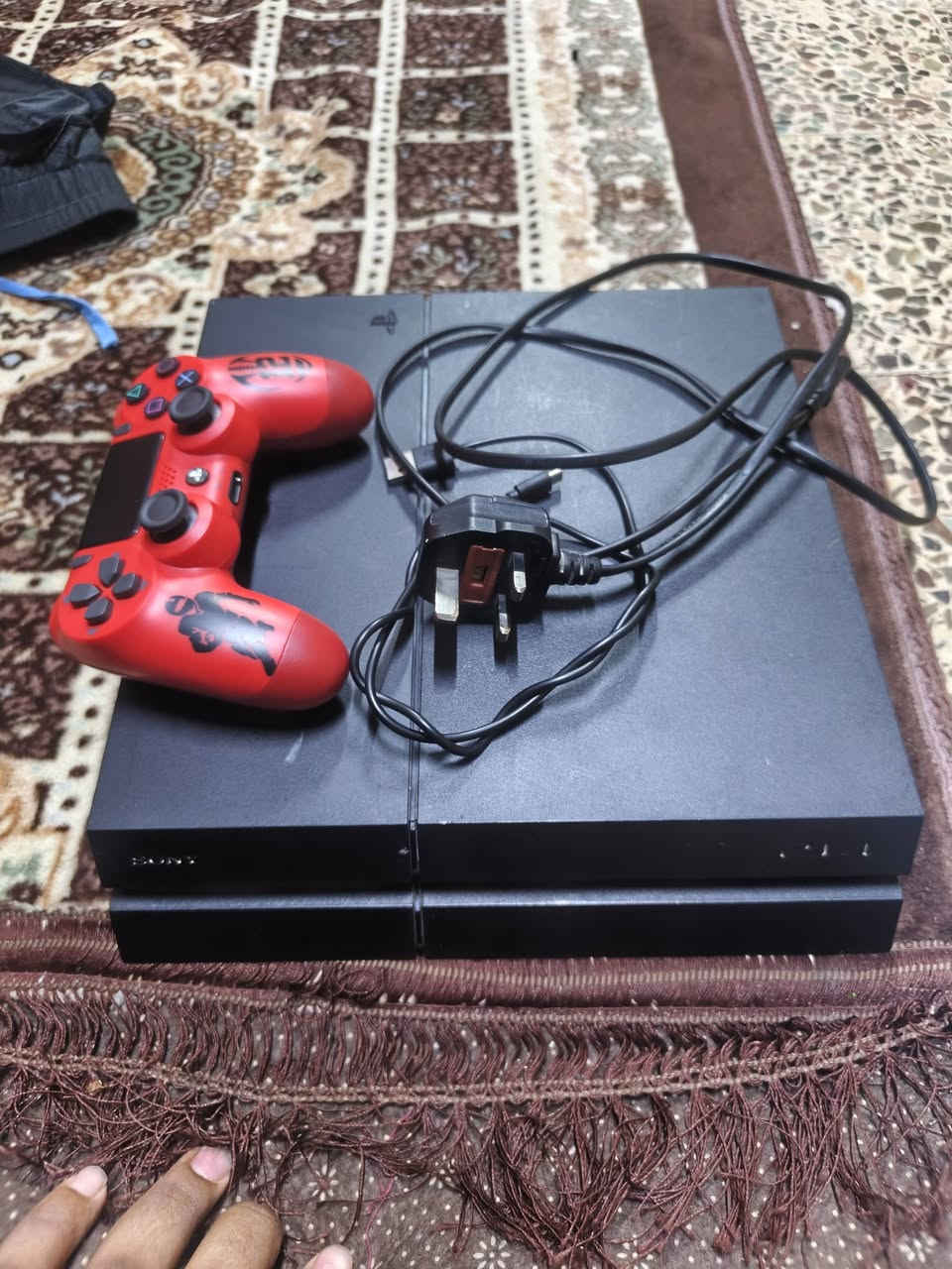 السلام عليكم بلي4 فات ملحقاته كاملة يده وحده  وبي ألعاب فيفا2023 حرب  سعر 300 وبي مجال أو مراوس ب سلم***********
