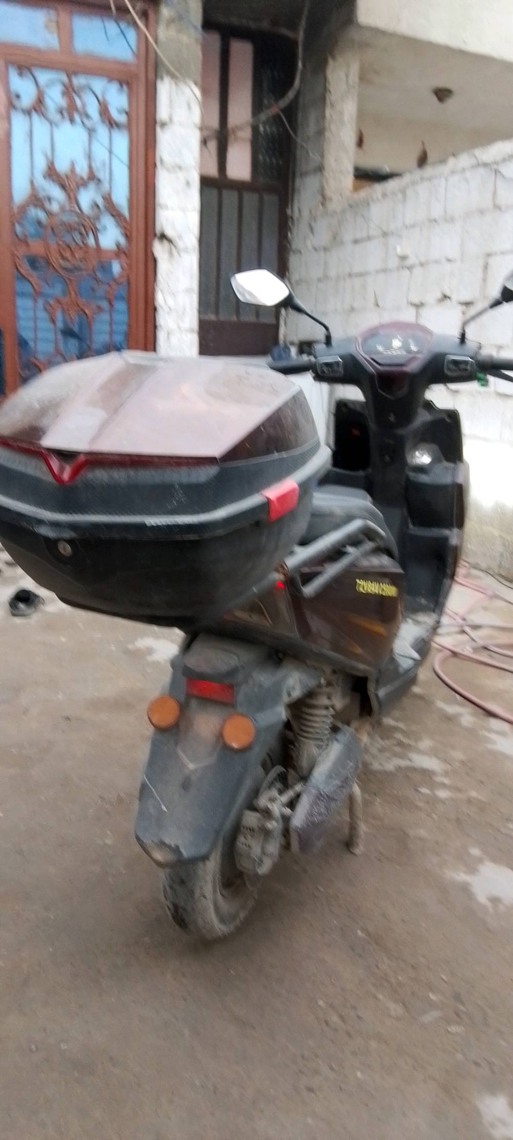 السلام عليكم دراجه سكنس شحن الشحنه الوحده تمشيط 60 كيلو حقيقي الدراجه كامل 5بطاريات إكبار موديل 2025 السرعة 90 حقيقي العنوان بغداد الزعفرانية استفسار أكثر الهاتف *********** 