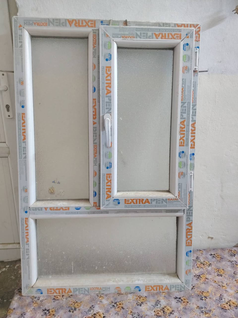 شباك للبيع الطول متر و24 والعرض 80سنتيم الاتصال على الرقم ***********
