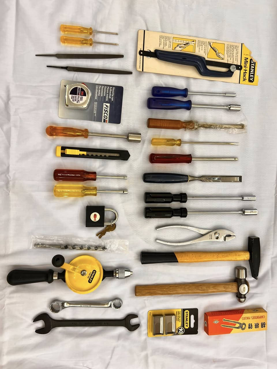 للبيع 
مجموعه عددٍ يدوية ماركات عالمية اصلية جديد غير مستخدمة 
صناعة قديمة السعر المطلوب 60 الف متوفر توصيل للاستفسار 
***********
