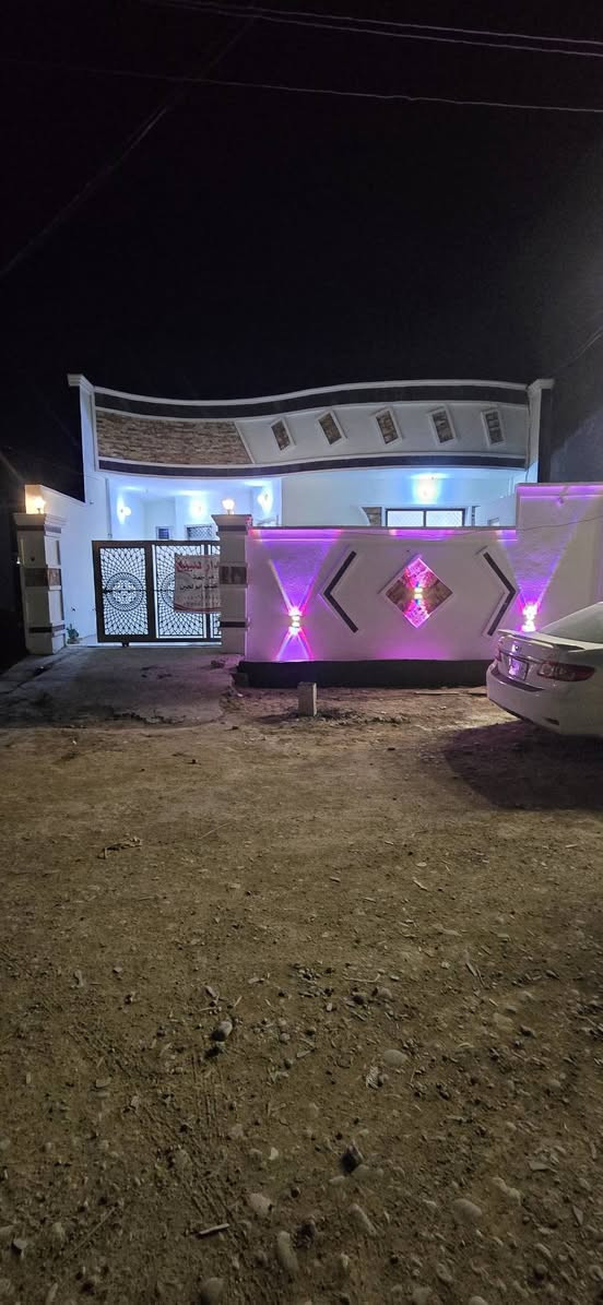 السلام عليكم
بيت للبيع 
الديوم منطقه ٦٠٠٠ صدر طير 
المساحه ١٠م في ٢٠م 
طابق واحد 
غرفتين نوم ومجموعتين صحيات 
وستقبال وموزع ومطبخ حار وبارد 
مع كراج وحديقه 
السعر ٩٠ وبيه مجال 
الاتصال   ***********
