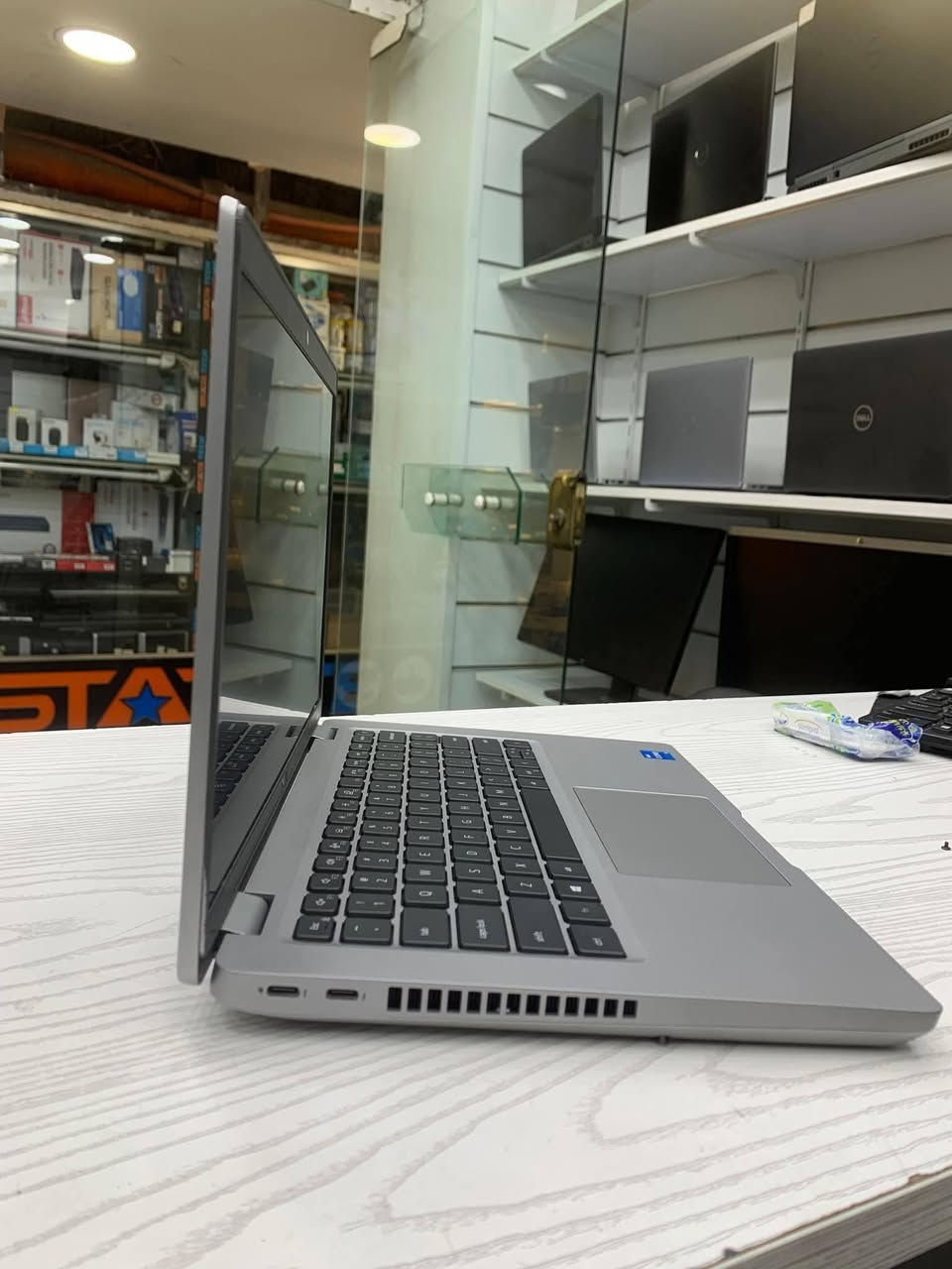 لابتوب Dell Latitude 5421 للبيع 
مناسب للأعمال المكتبية مثل Word وExcel وتصفح الإنترنت والعمل اليومي.
جيد للبرمجة وتطوير المواقع والتطبيقات الخفيفة إلى المتوسطة.
يشغل برامج التصميم مثل Adobe Photoshop و Canva بشكل جيد للمشاريع المتوسطة.
مناسب للمونتاج الخفيف بدقة 1080p على برامج مثل Adobe Premiere Pro.
Dell Latitude 5421
Core 5 11th H
8GB DDR4 RAM
256GB M2 SSD
14-inch 
السعر 425 الف
يوجد توصيل


**إذا كنت صاحب هذا الإعلان وتريد حذفه لأي سبب، رجاءا أرسل رسالة إلى الدعم الفني**