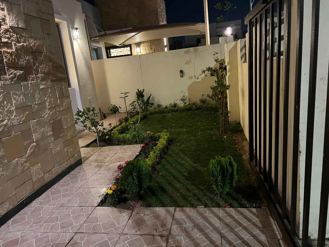 ‏السلام عليكم للبيع دار في مجمع بيتي السكني الزون الثاني  المساحة 260 متر ركن مطل على حديقة عامة ثلاث غرف نوم مطبخ و استقبال و هول داخلي و تشطيب جديد بالكامل غير مسكون للاستفسار الاتصال على الرقم التالي 
***********
***********
