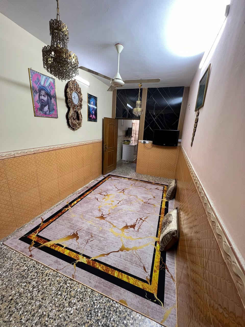 السلام عليكم بيت للبيع مساحه 85 متر / استقبال وصاله ومطبخ وثلاث غرف نوم وحده جوه وثنين فوك مع صحيات 
للاستفسار يرجى الاتصال ع رقم

***********
