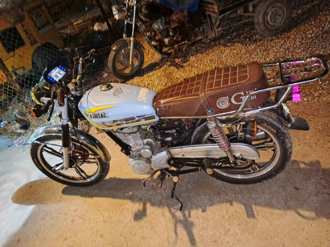 يلا عمي وين الشراية دراجة سافان 2024 نضيفة ومرتبة مافتوحة كلك موجودة بليتة اكاتبك من السرقة دراجة نشطة وحلوة.
السعر.تصل علية وشلع عيوني *********** الدراجة كدامكم حلوة ونضيفة
