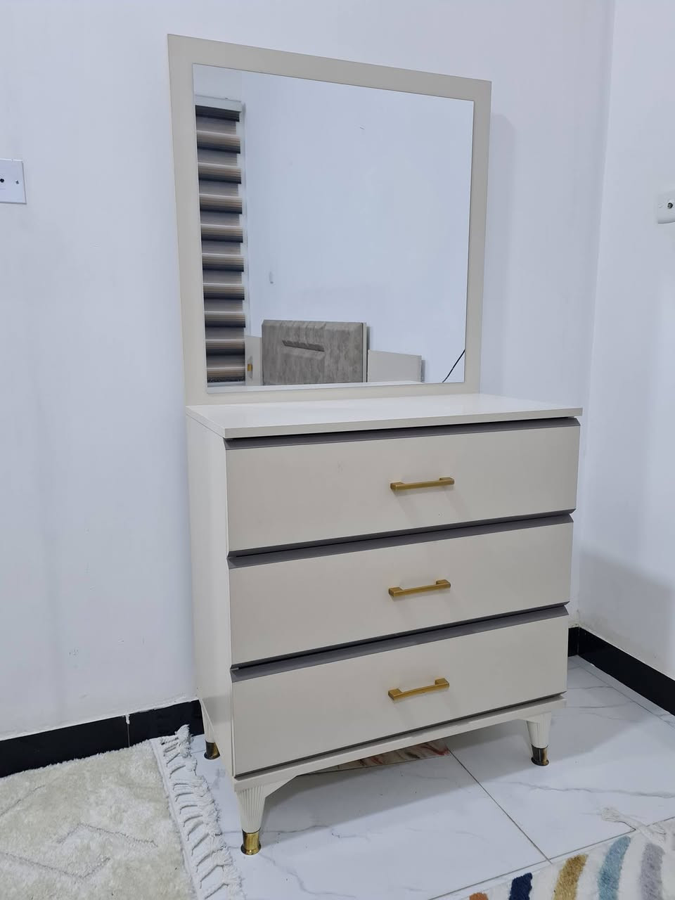 اثاث بيت كامل للبيع. الاغراض مستخدمه من شعر الى شهرين وكل الوصولات موجوده.زوالي (٣م x ٢م  سعر ٥٠ الف)  (٢٣٠ x ١٦٠ سعر ٤٠ الف)
( ١م x ٢م سعر ٣٠ الف) 
( ١١٠م x ٧٠ سعر ١٠ الاف. عدد ٢)
- سيت طبلات عدد ٤ سعر 50.
- نصف تخم قنفات خمس نفرات سعر 300.
- ثلاجه ارتفاع ١٤٠ سعر150.
- ميكو وايف وطباخ كهربائي وغلايه ماء سعر كلهن ب 50.
- مدفئا كهربائيه عدد ٢ سعر ثنيناتهن ب 50.
اثاث بيت كامل للبيع. الاغراض مستخدمه من شعر الى شهرين وكل الوصولات موجوده.  تليفون ***********
