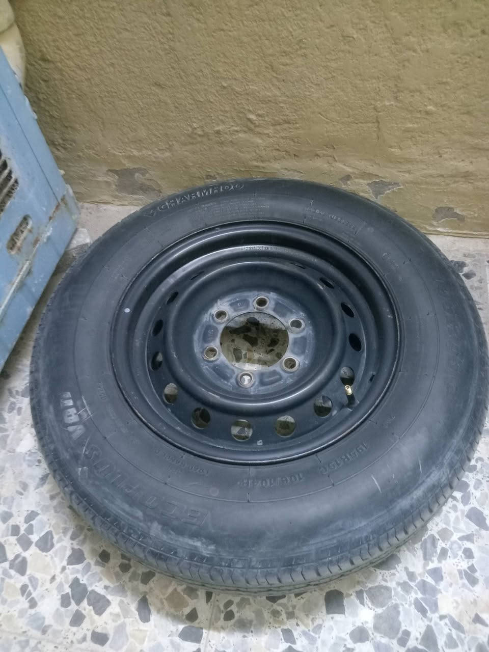 السلام عليكم  ويلات للبيع حجم (15)عدد _4_ مع  تايرات عدد_4_ تايرت زوج جدد وزج نص عمر السعر (200)وبيهن مجال للتواصل الاتصال على الرقم ***********
