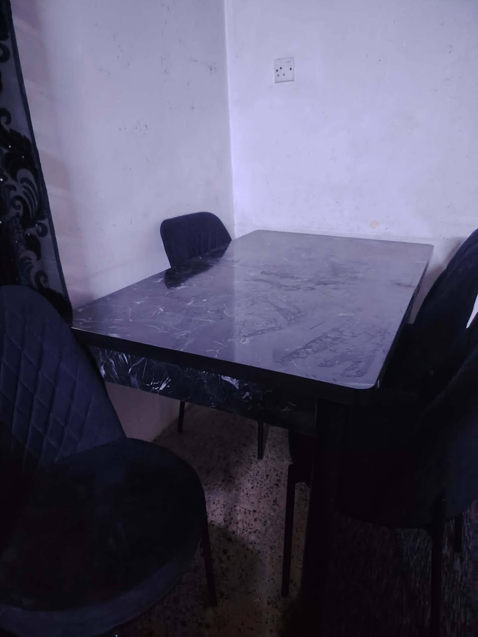 السلام عليكم 
عندي ميز طعام جديد 
1/يكبر او يزقر 
2/يجي ويا ست كراسي 
3/السعر 170اوبي مجال للطيبين 
4/هاذه رقمي ***********بي واتساب
