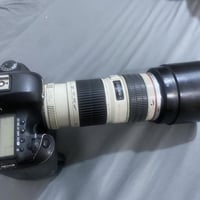 كامره كانون d5m3 غنيه عن تعريف مع عدسه 70-200 وياها كرب وبطاريتين وشاح...