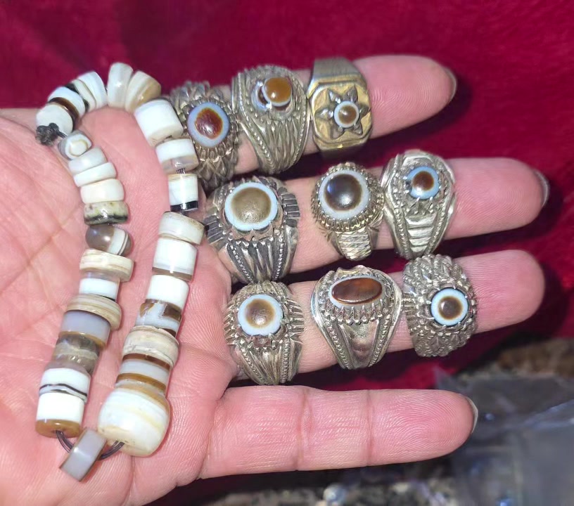 ستتوقف عن الغِيبةُ والنميمةُ حين تدرك أنَّه
لا صلاة ، ولا صيام ،  ولا صدقة
ستنقذك من ذنب إنسان اغتبته ،
وأنَّ حسناتك يوم القيامة ستكون من نصيبه هو ..

تقبل الله طاعتكم وصالح أعمالكم اخوتي الأعزاء 
لعيون جميع الأعضاء المحترمين الجزع اليماني الاصلي 
بمختلف الألوان والحظارات القديمة.  
صياغات يدويه. الحبيب  الصائغ علي بمبع الكاظمي.


**إذا كنت صاحب هذا الإعلان وتريد حذفه لأي سبب، رجاءا أرسل رسالة إلى الدعم الفني**