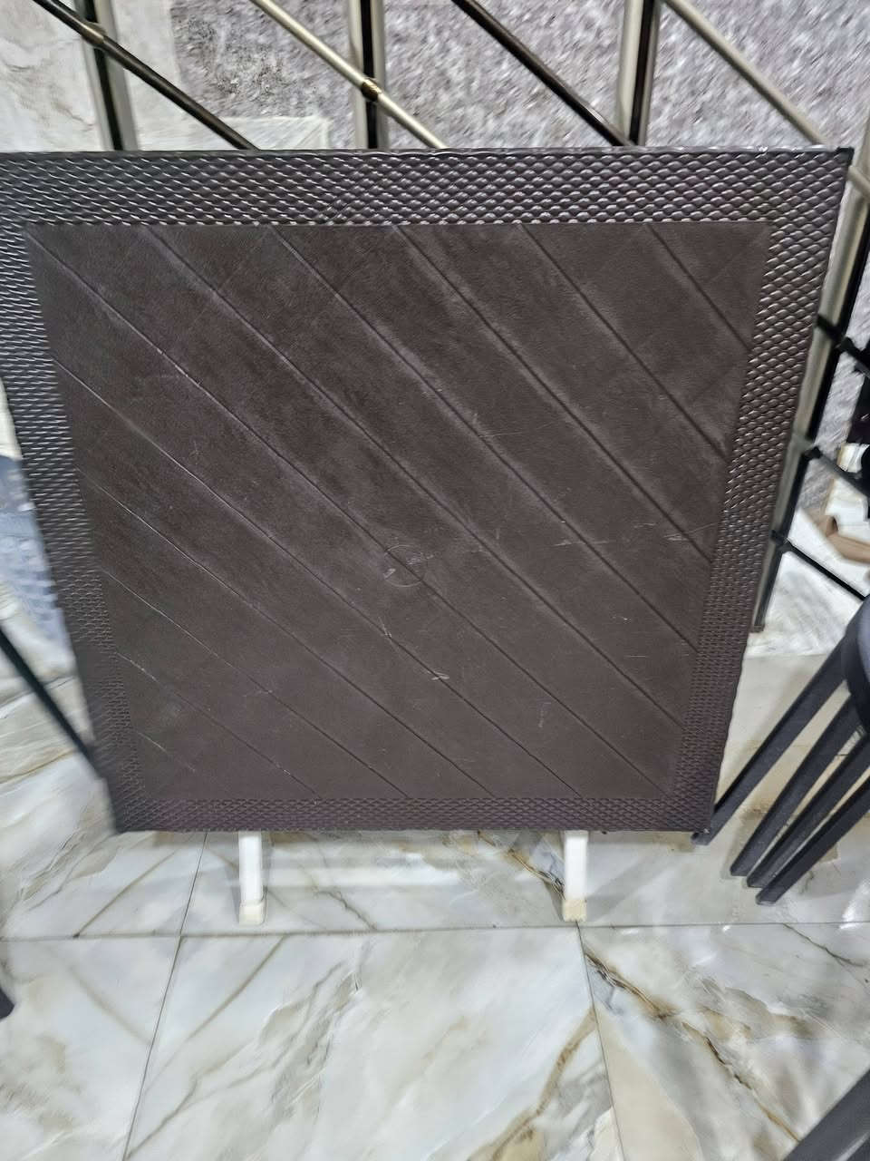 السلام عليكم
ميز طعام حجم كبير وكراسي عدد ٥  نوعيه زينه اصليات  سعرهن ١٠٠ عنوان بغداد البياع الشرطه الخامسه ***********واتساب
