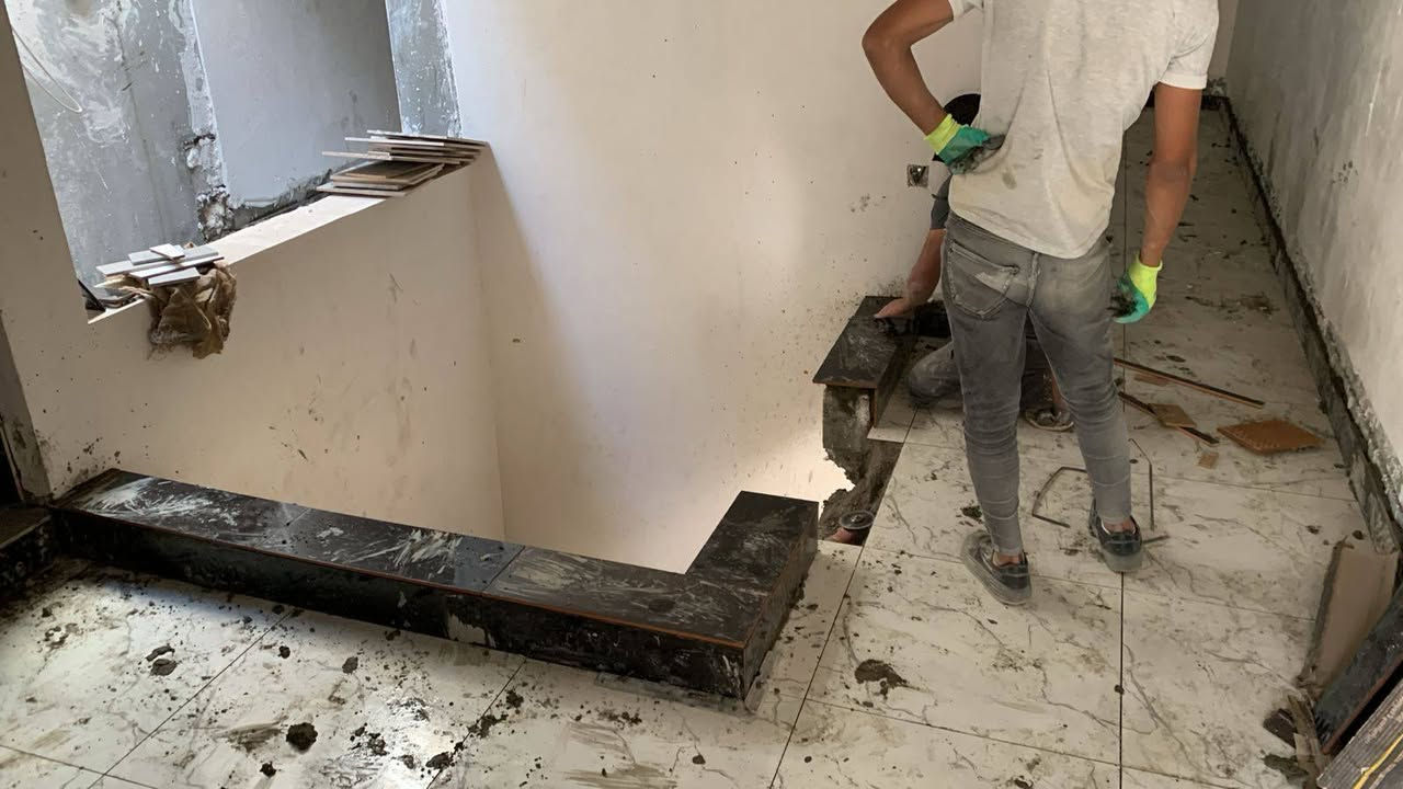 بيت 100  متر طولاني طابقينبناء حديث زراعي واجهة 5. بي نقص ابواب وشبابيك وشتايكر وسقوف يحتوي طابق الارضي كراج استقبال مطبخ حمامات غرفة نوم ومنور والطابق الثاني هول صغير وغرفتين نوم وحمامات موقع البيت منطقة الحمزلي الي يريد السعر يتفضل عالخاص او اتصال بالرقم  *********** 
***********
