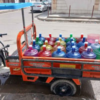 محطه للبيع ام المتر محطه كامله هيه وغراضهه معه ستوته شحن معه ارفوف معه...