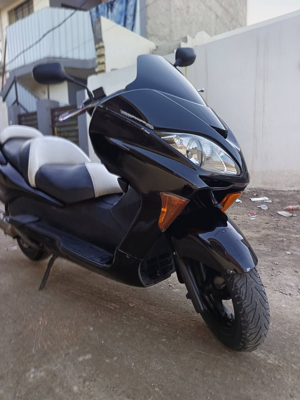 السلام عليكم فورزة صفر ٨ كير ملغي كهربائيات كاملة بيهة مسجل وعليهة ادامة كاملة كلجات وفيت بم ونوزل معدل علشارع ١٣٠ عنوان بغداد زعفرانية 
سعر 💸 ١.١٥٠.٠٠٠ / ***********
