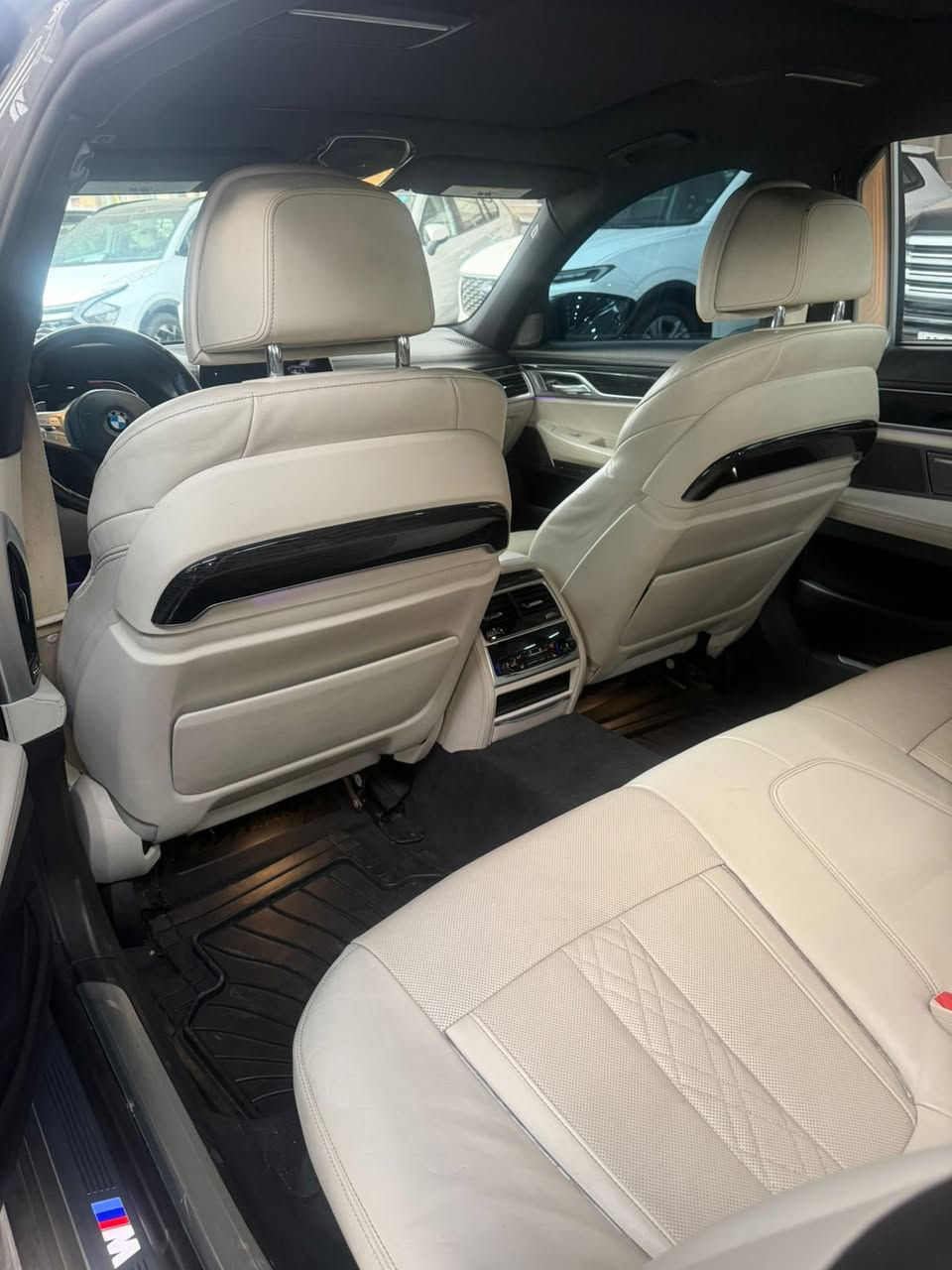 السلام عليكم  BMW 750 2022 للبيع حادث جاملغ امامي بصف السايق وايرباك سستم مابيها دواخل السعر 420$ 
اربع شدات وعشرين ورقة وبيها مجال ماشية 100 كيلو قابل للزيادة 
للتواصل 
*********** 
***********
