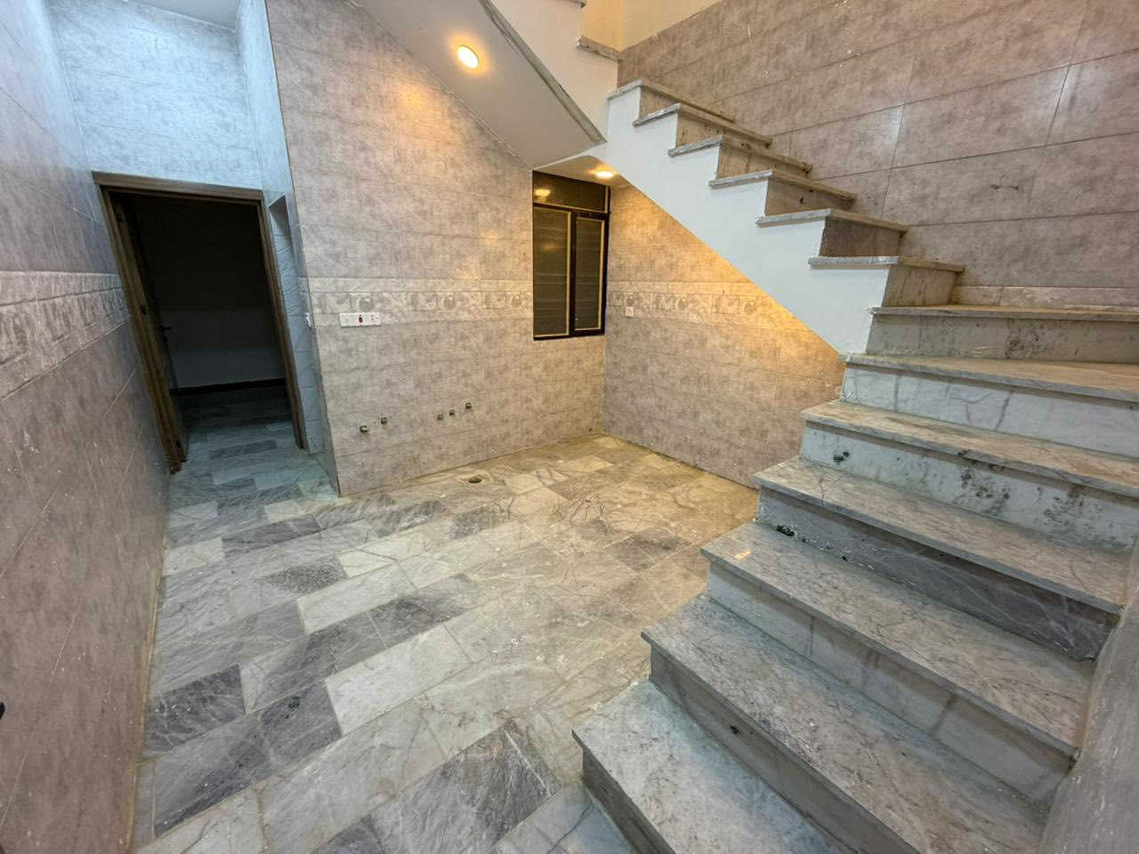 السلام عليكم دار حديث للبيع زيرو مساحه ٥٠ متر واجهة ٤والنزال ١٢ونص بالقاهره بالمعلمين شارع عريض جدا بناء فول موقع ممتاز جدا يحتوي الطابق الأرضي على طرمة وصالة ومطبخ وخدمات وغرفة نوم والطابق الأول يحتوي على غرفتين نوم وخدمات +بيتونه وسطحين للاستفسار***********
