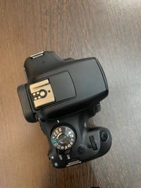 كانون D2000 كامل ملحقاته  شاحنه وبطاريه وحزام وعدسته الاصليه 18 55  وك...