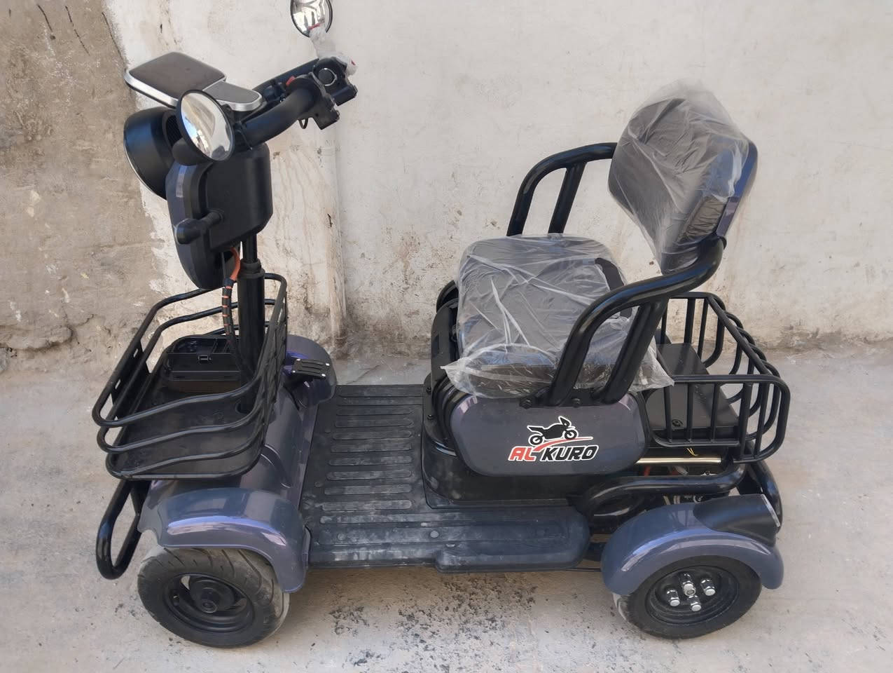 سلام عليكم عربانه شحن للبيع سعر 900عنوان حله شارع الري مقابيل المنتزه رقم المبايل ***********
