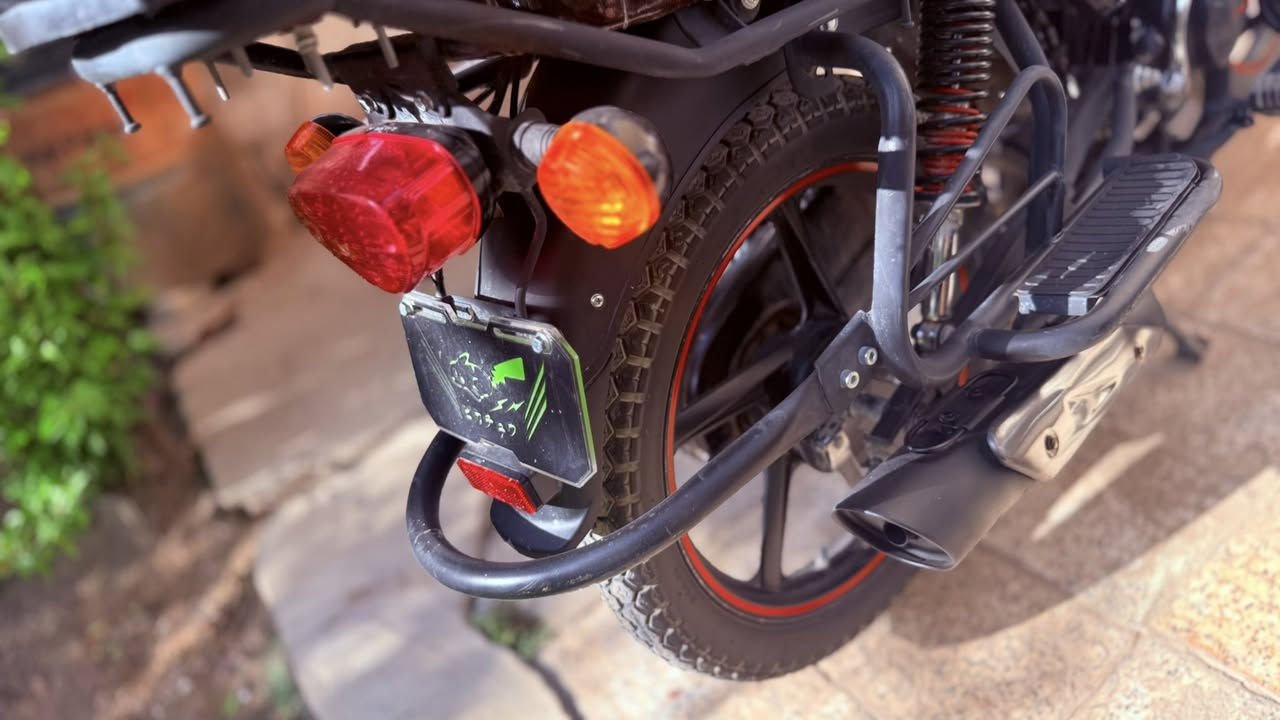 السلام عليكم
دراجة دايون للبيع 🔥  

مرقمة زيرو  
لايت زنون عالي ويا نواصي  
إشارات رباعية  
بنزين ومامخلي بيها شي مو محسن  

الدراجة نظيفة كلش، شرط تجي تفحصها برغي برغي  
وأي شي يخالف كلامي تاخذ الدراجة بلاش 👌  

مكفولة كفالة عامة من تاير لتاير  
مكينة، كير، كلشي تمام 💯  

📍 الموقع: ذي قار – الشطرة  

للتواصل: ***********  
اتصال + واتساب متوفر  

السعر: 2 مليون و300  
وبي مجال بسيط جداً  

ملاحظة:  
اللي مو شراي لا يتصل، كل التفاصيل موجودة
