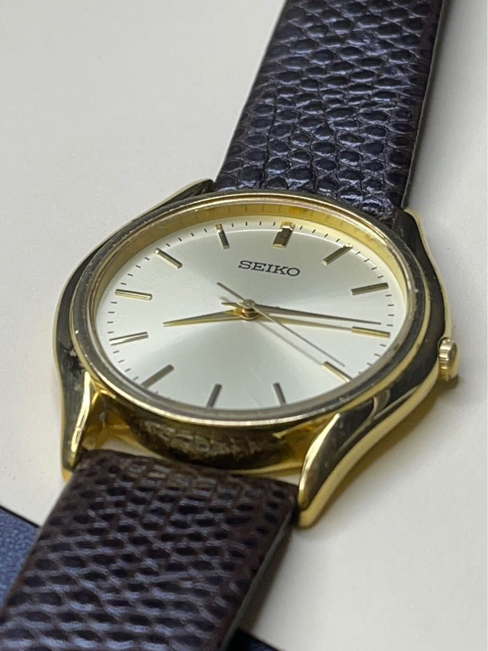 سيكو (Seiko).
الموديل: V701-7A29 R1.
كوارتز يابانية (MOV'T JAPAN).
الرقم التسلسلي: الإنتاج: 800856-
قطعه كلش حلوه ونظيفه اصلي مخزن
أنتاج الثمانينات.
القطر 34.ملم.
السعر ٦٥ الف مع التوصيل بغداد, العراق


**إذا كنت صاحب هذا الإعلان وتريد حذفه لأي سبب، رجاءا أرسل رسالة إلى الدعم الفني**