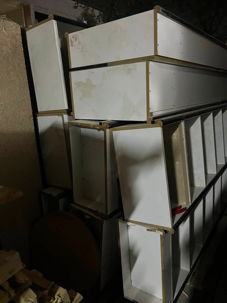 رفوف محل عدد 20  كلش نضيفات
طول الواحد مترتين ونص تقريبا 
 العرض من نص متر واكثر  مكان بغداد غزاليه 
استفسار ***********
